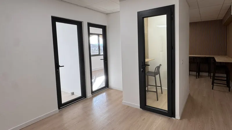 La phone box et le coin repas en bois du bâtiment E2