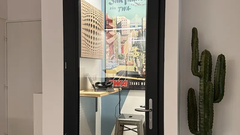 La phone box : porte vitrée noire et grand cactus